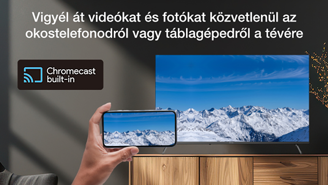 Okostelefon havas hegyeket mutat a TV képernyőjén. Chromecast beépítve.