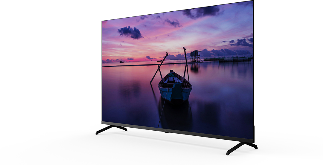 Egy síkképernyős TV naplementét mutat a vízen egy csónakkal.