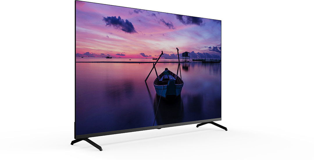 Egy TV naplementekor a vízen látható csónak képét jeleníti meg.