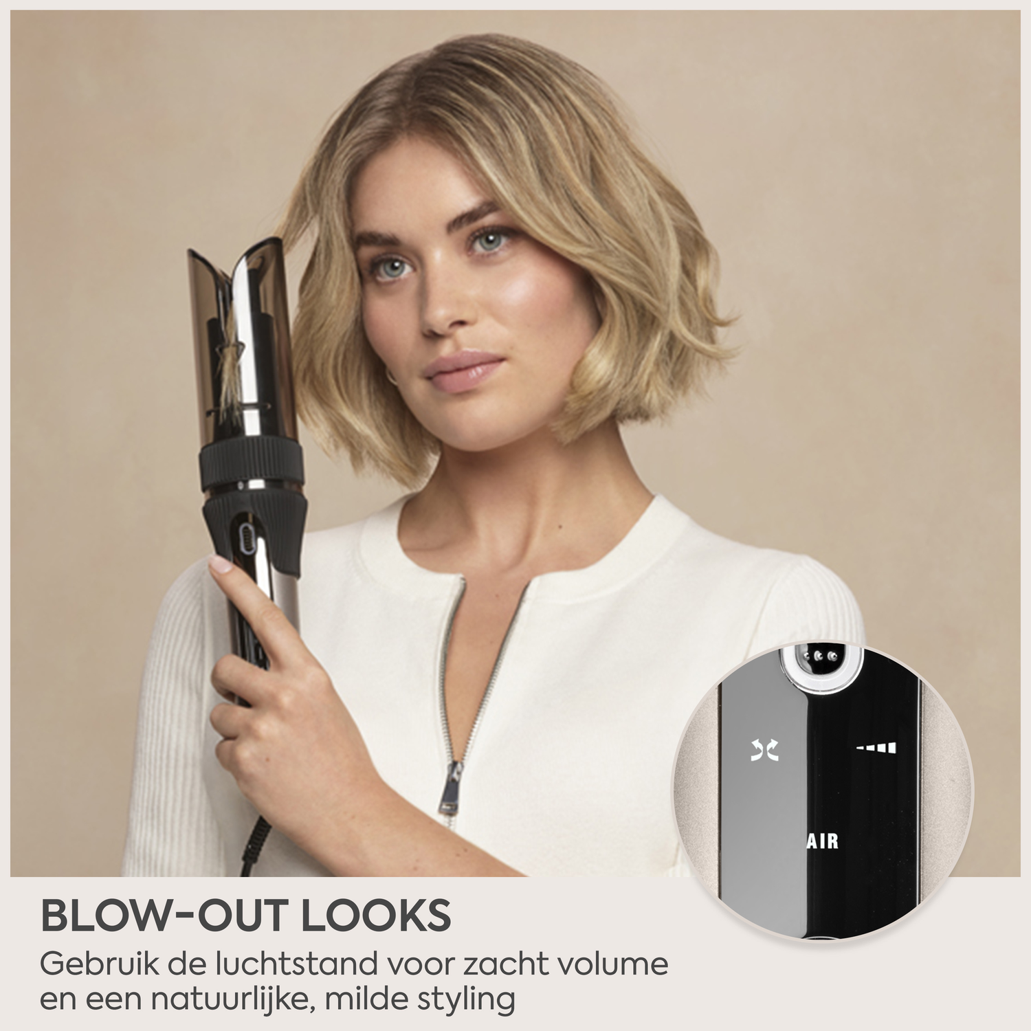 Vrouw met kort blond haar gebruikt een roterende krultang. Close-up van het apparaat.