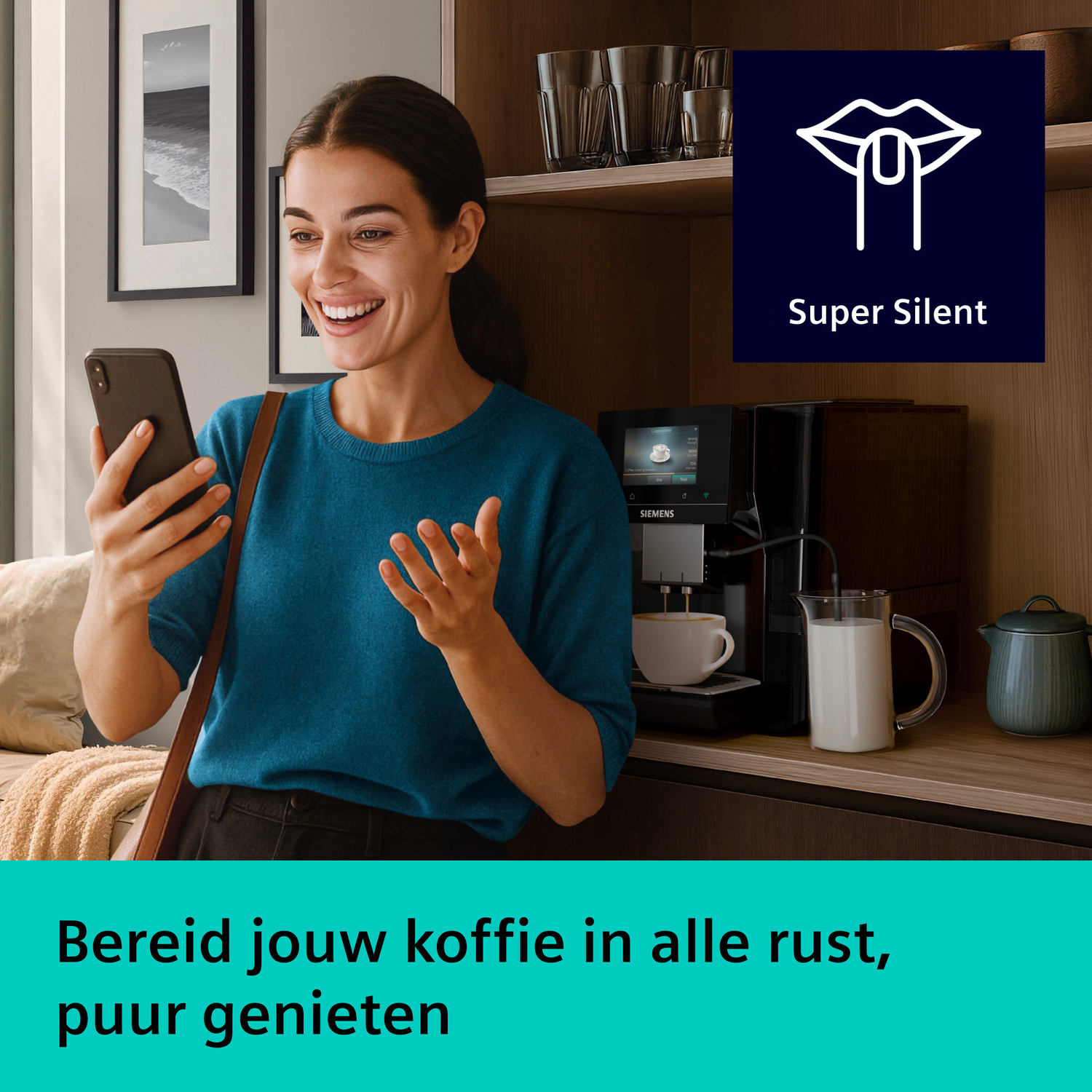 Een vrouw lacht naar haar telefoon terwijl een koffiezetapparaat melk opschuimt.