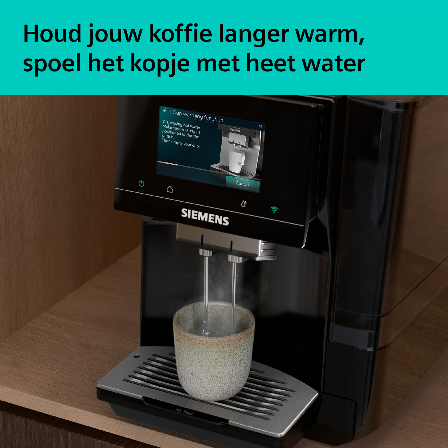 Een koffiezetapparaat schenkt heet water in een kopje. Het scherm toont instructies.