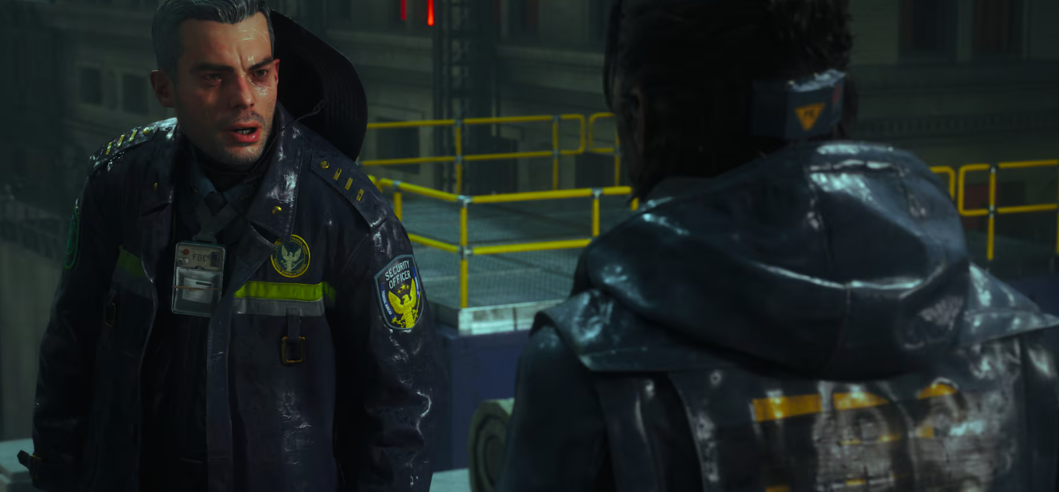 Ein Mann in Uniform spricht mit einer Person, die ihm den Rücken zukehrt.