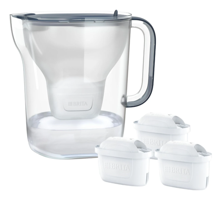 Dzbanek Brita z trzema filtrami zapasowymi na białym tle.