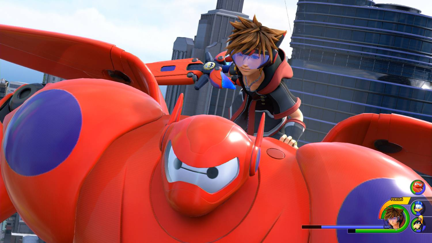 Sora monta en Baymax frente a un horizonte urbano con rascacielos.