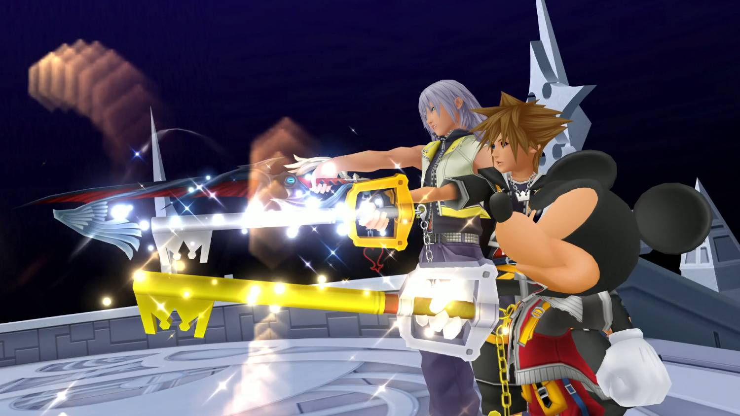 Riku y Sora con Keyblades, Mickey Mouse al frente, cielo oscuro.