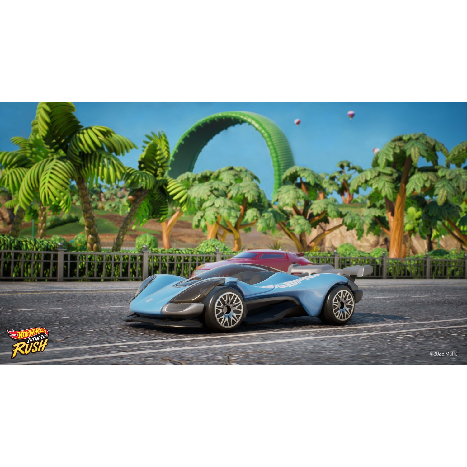 Une voiture de course bleu clair avec un aileron roule sur une route asphaltée. Palmiers et rampe verte à l'arrière.