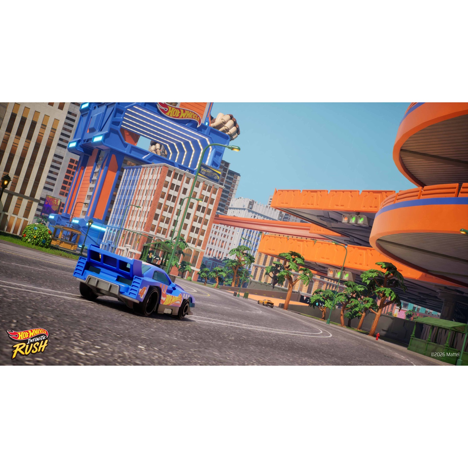 Une voiture de course bleue Hot Wheels file sur une piste urbaine devant des bâtiments et des arbres.