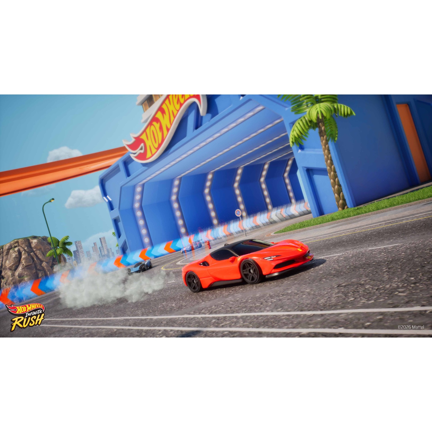 Voitures rouges et bleues courent sur une piste sous une arche Hot Wheels.