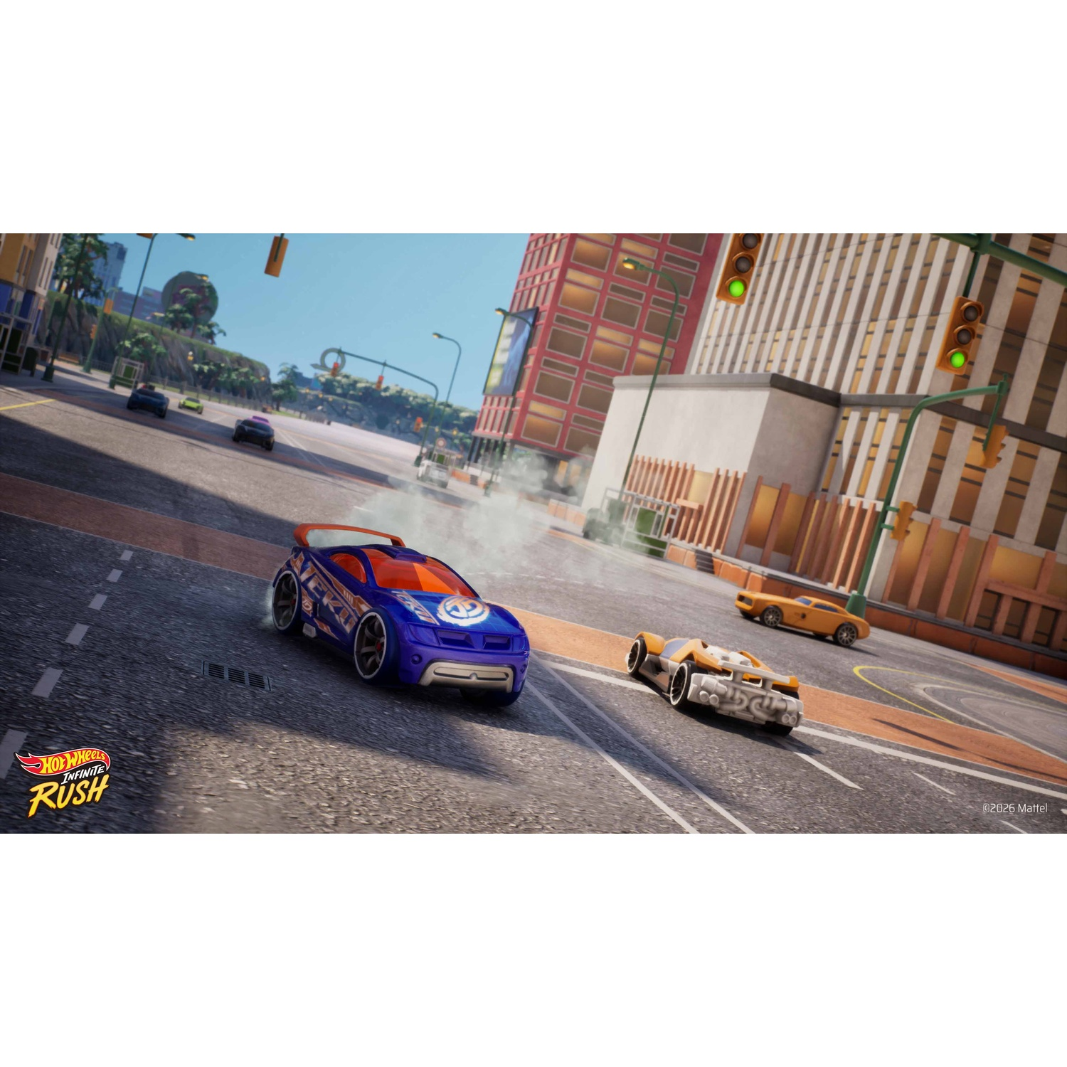 Une voiture de course bleue et une jaune roulent dans une rue de ville.