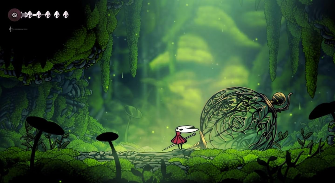 Eine kleine Figur in Rot steht vor einer großen grünen Kugel in einem Wald.
