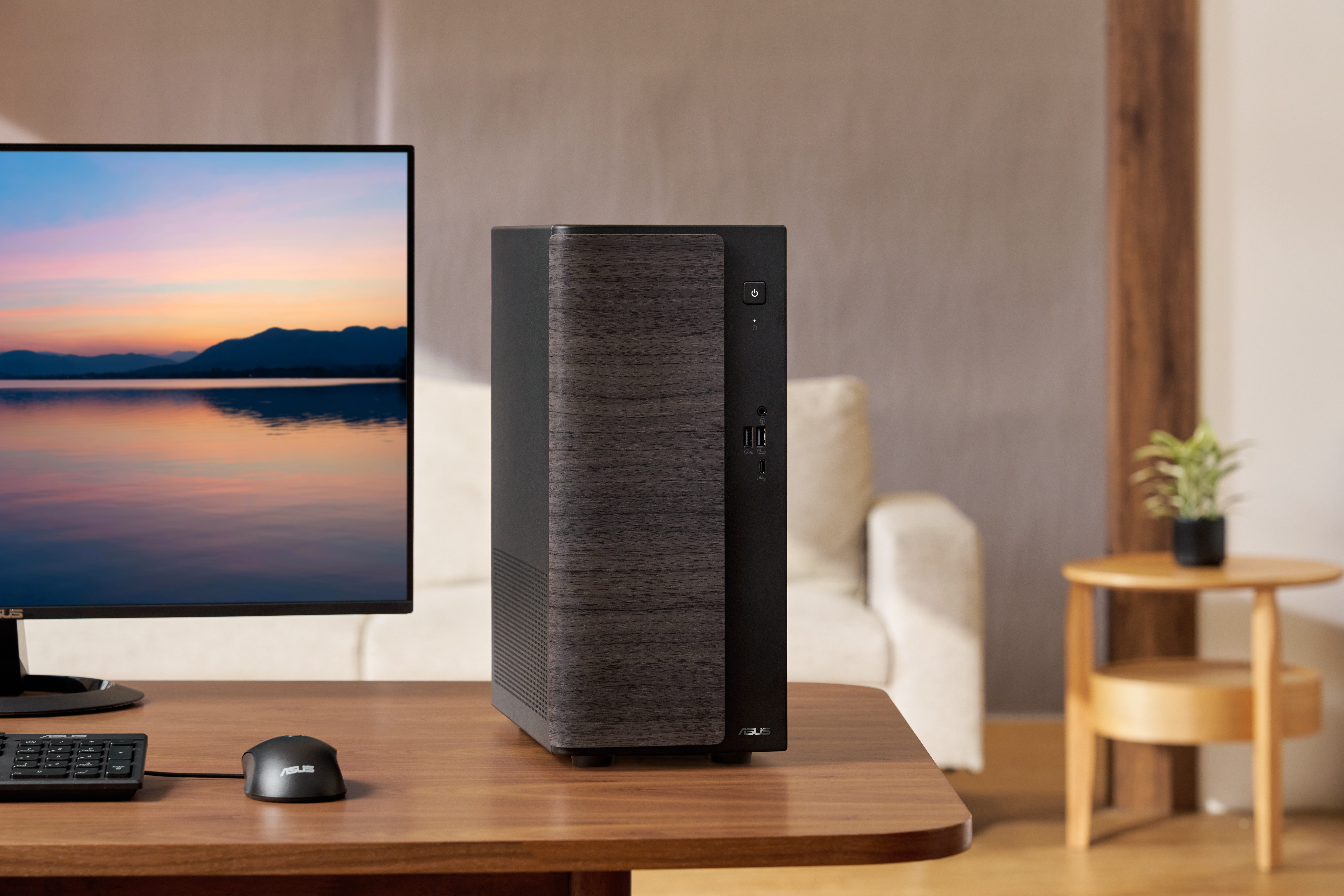 Ein PC-Gehäuse mit Holzmaserung steht auf einem Schreibtisch neben einem Monitor.
