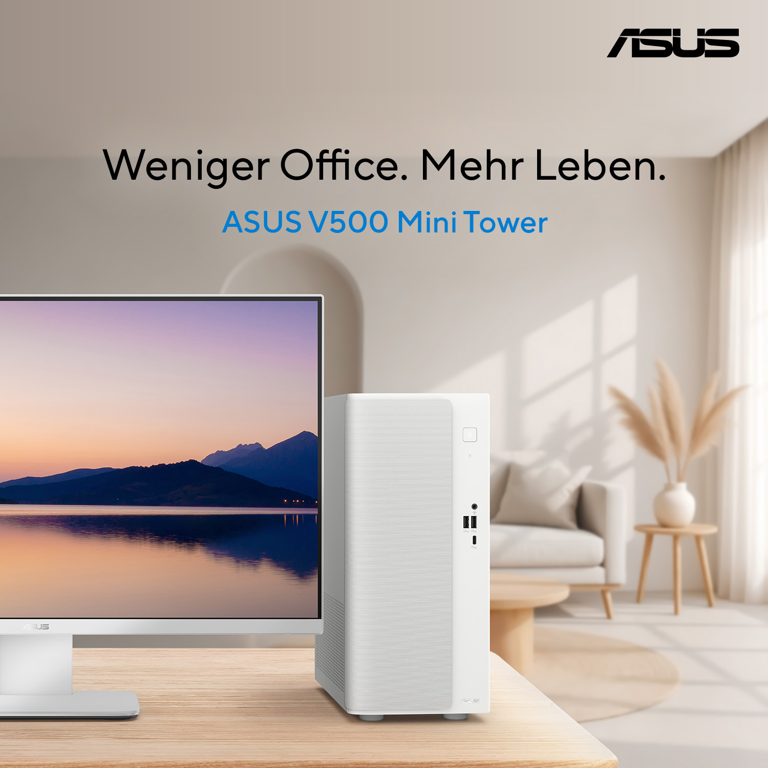 Weißer ASUS Mini Tower PC neben einem Monitor mit Berglandschaft.