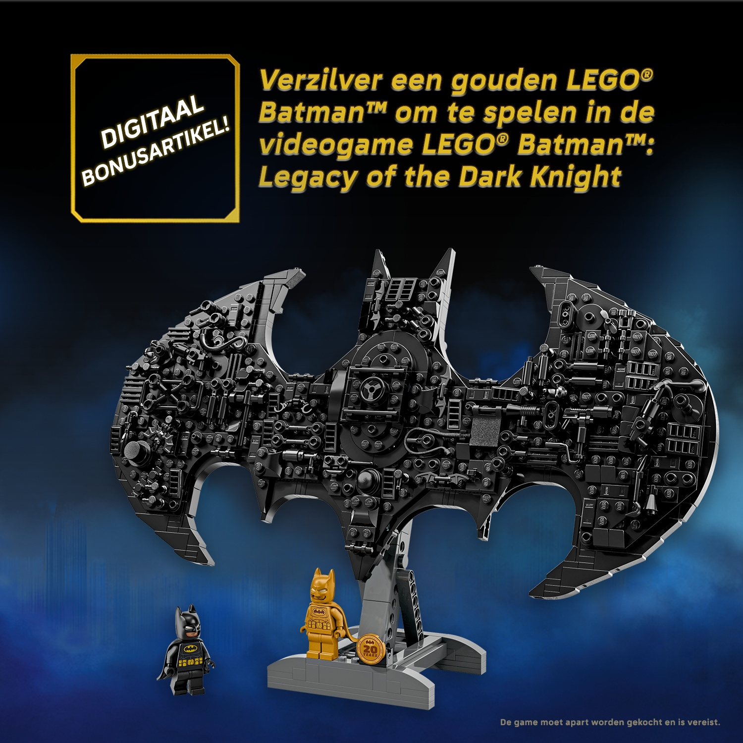 Een zwart LEGO Batman-symbool op een standaard met twee minifiguren, één gouden.