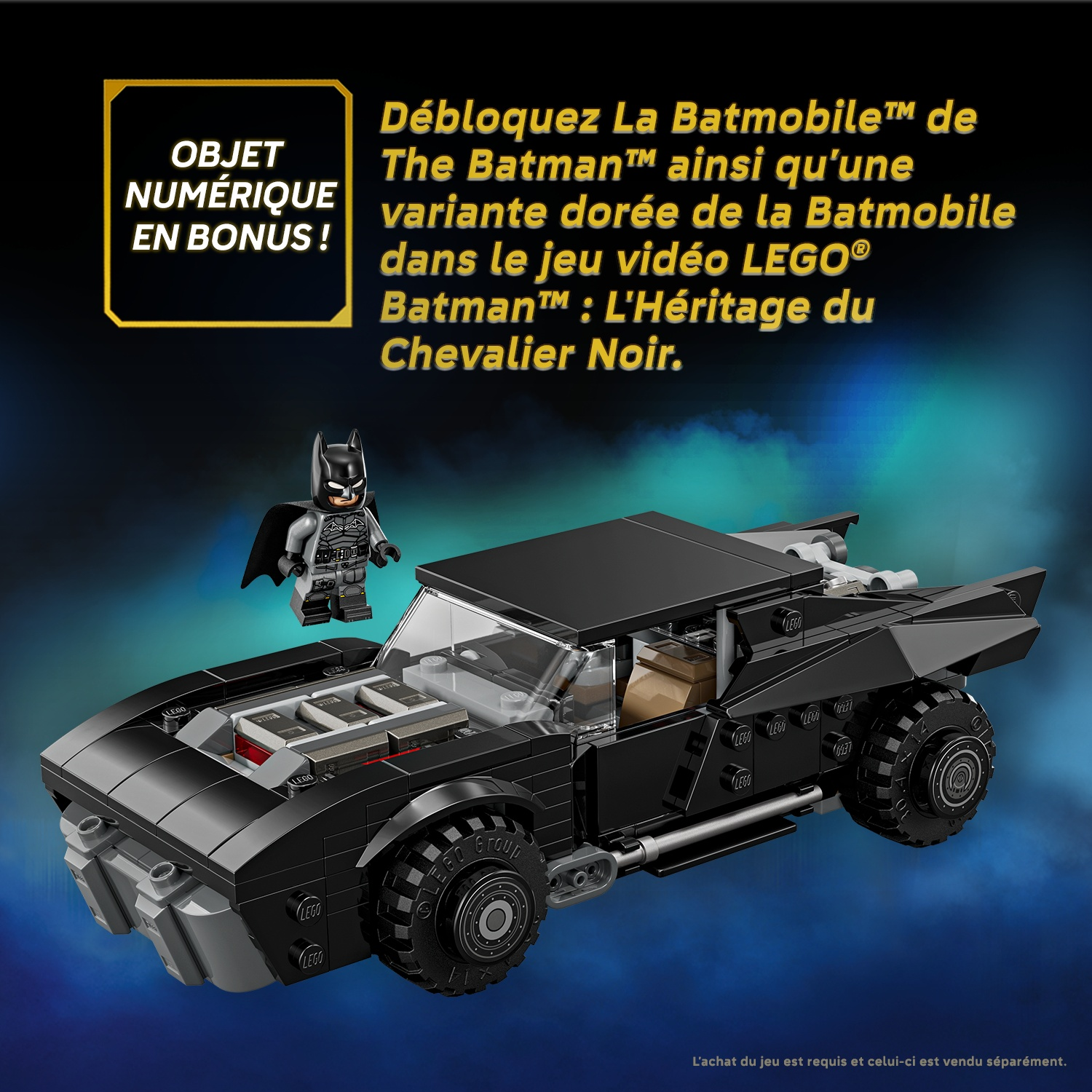 Une figurine LEGO Batman à côté d'une Batmobile LEGO noire.