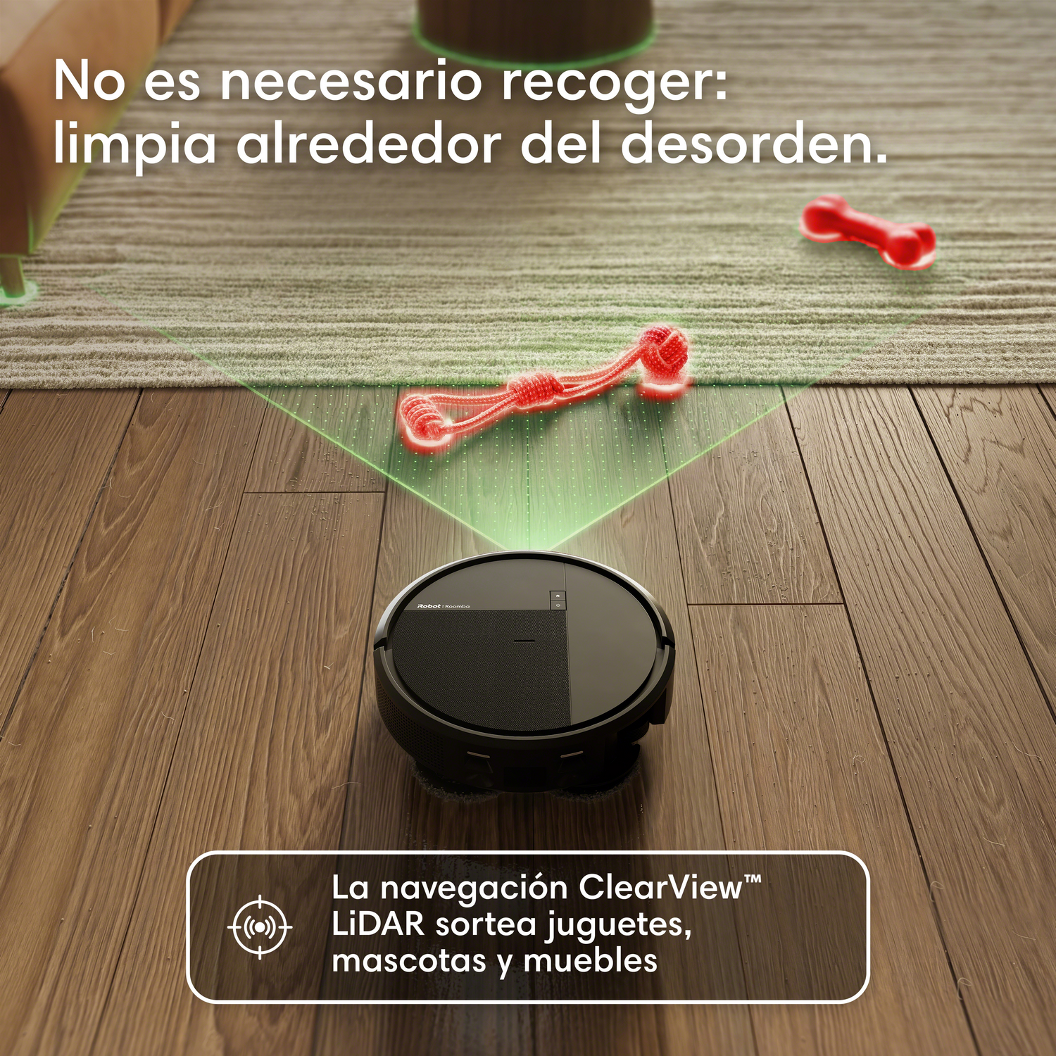 Un robot aspirador negro limpia alrededor de juguetes en suelo de madera y alfombra.