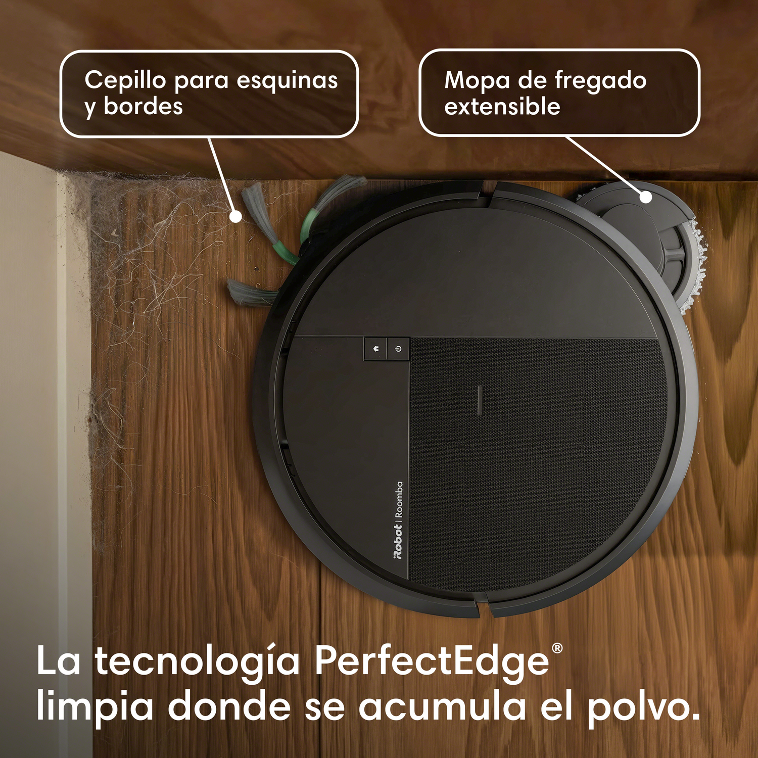 Un robot aspirador con cepillos laterales y mopa limpia una esquina de madera polvorienta.