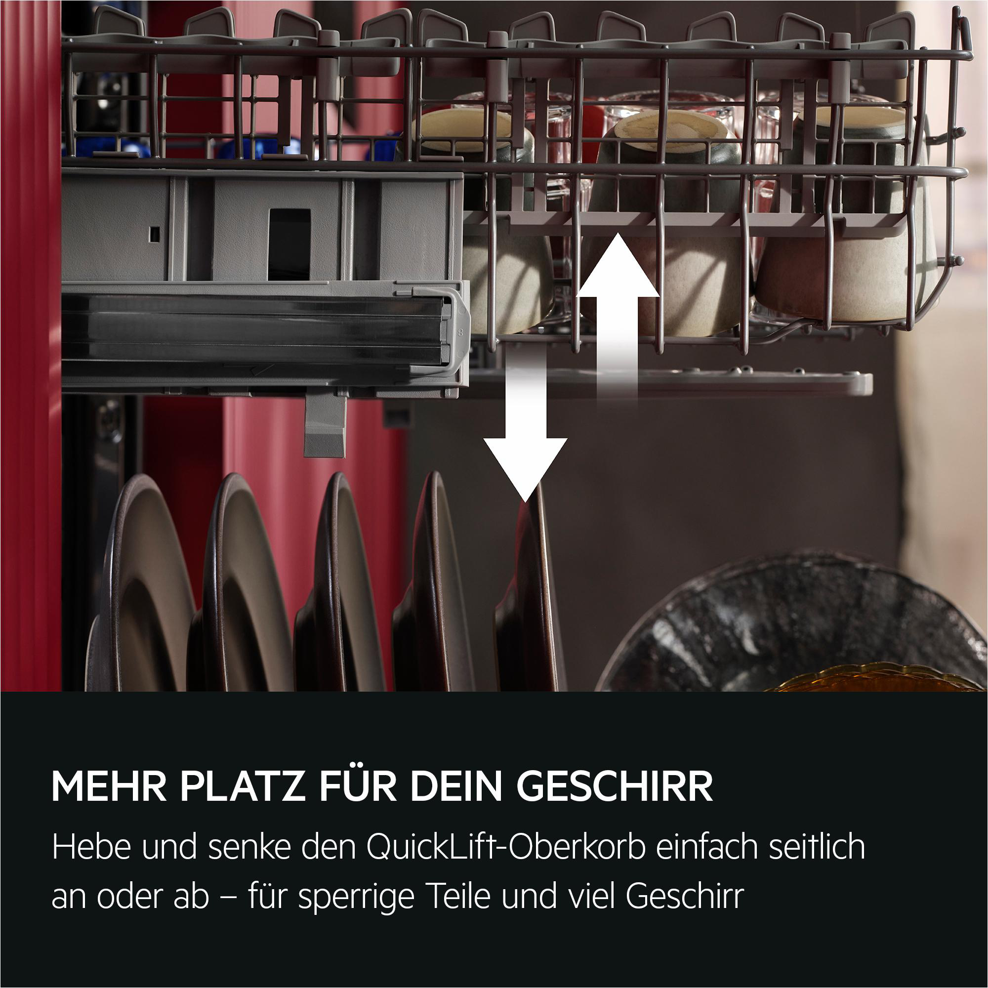 Geschirrkorb in einem Geschirrspüler mit Tellern und Gläsern.