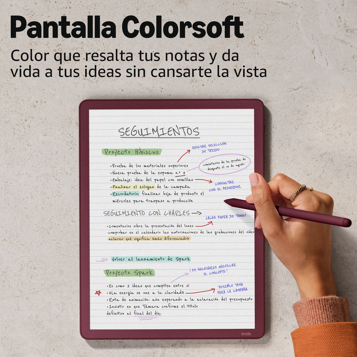 Una mano sujeta un lápiz sobre un e-reader con notas de proyectos.