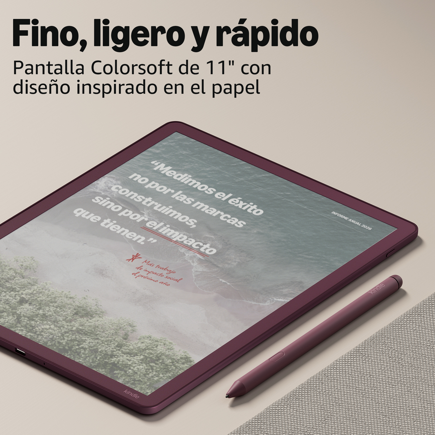 Una tableta Kindle morada con lápiz está sobre una mesa. La pantalla muestra texto e imagen.