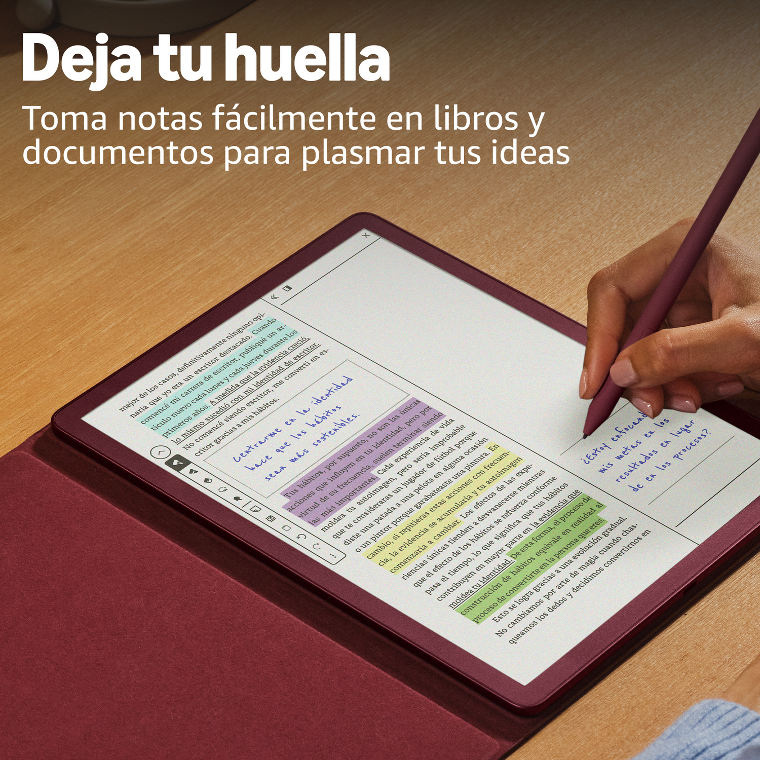 Una persona escribe con un lápiz óptico en un e-reader sobre una mesa de madera.