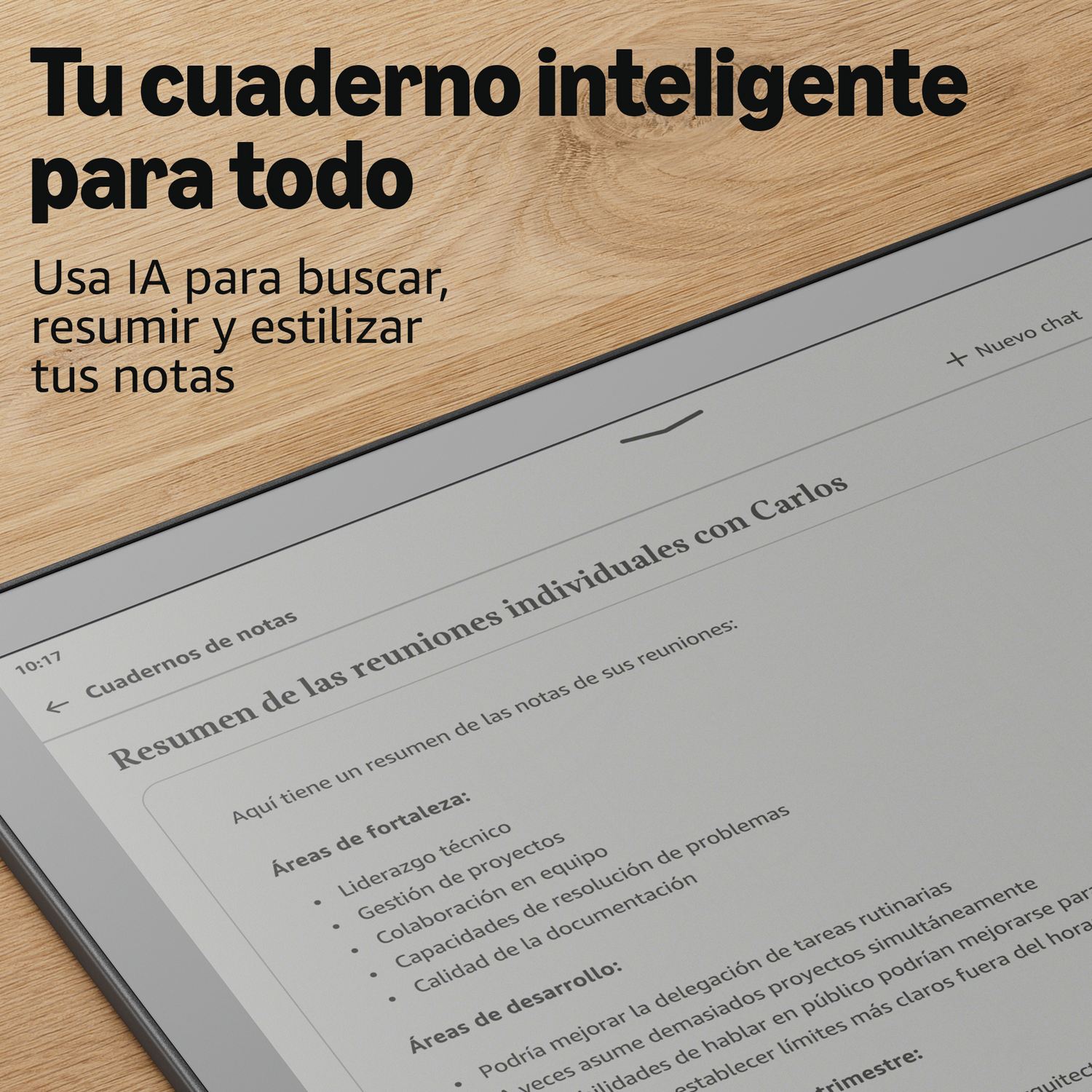 Una tableta muestra notas con viñetas sobre fortalezas y áreas de desarrollo.