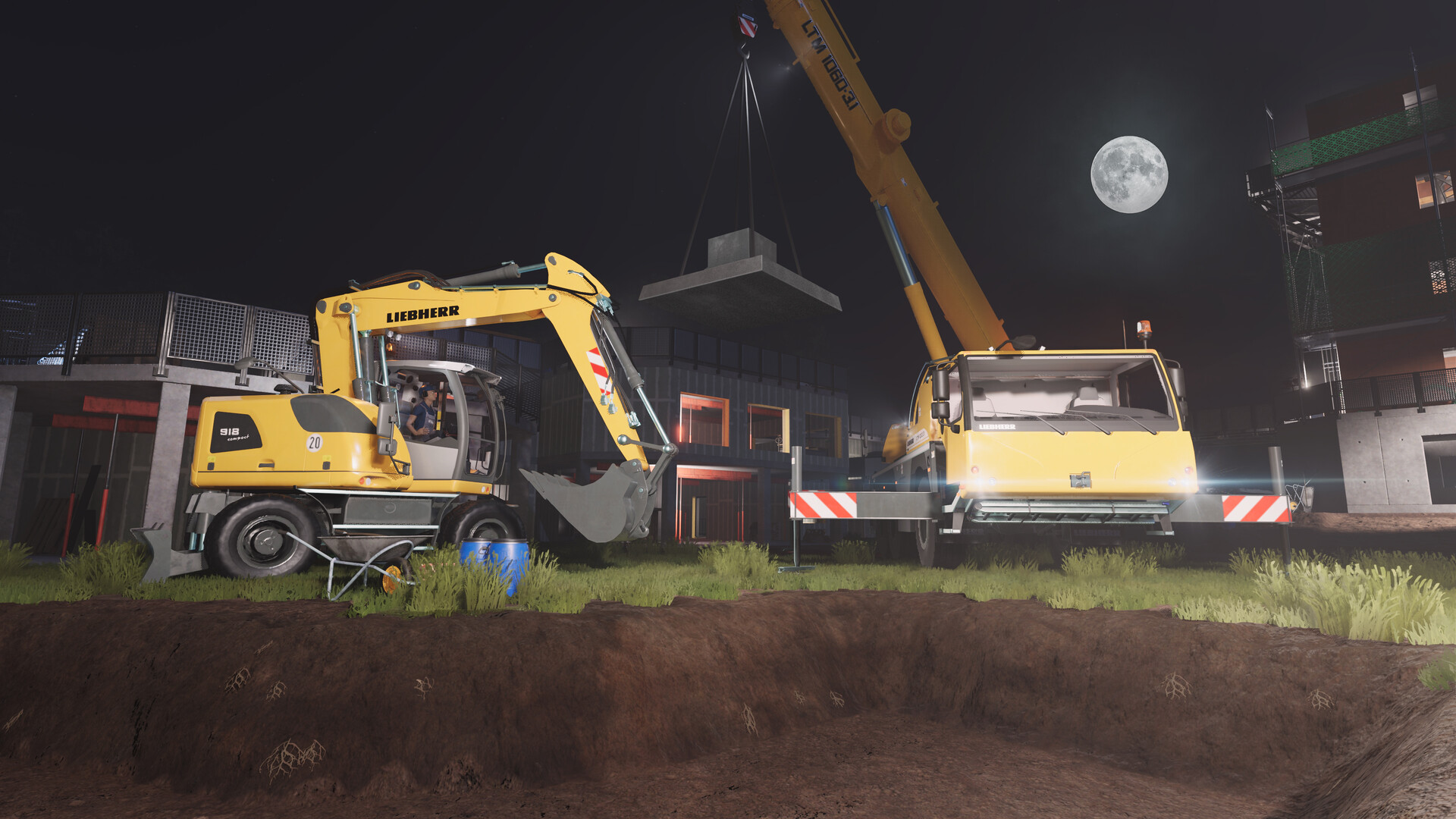 Nächtliche Baustelle mit gelbem Bagger und Kran, der eine Platte hebt. Vollmond sichtbar.
