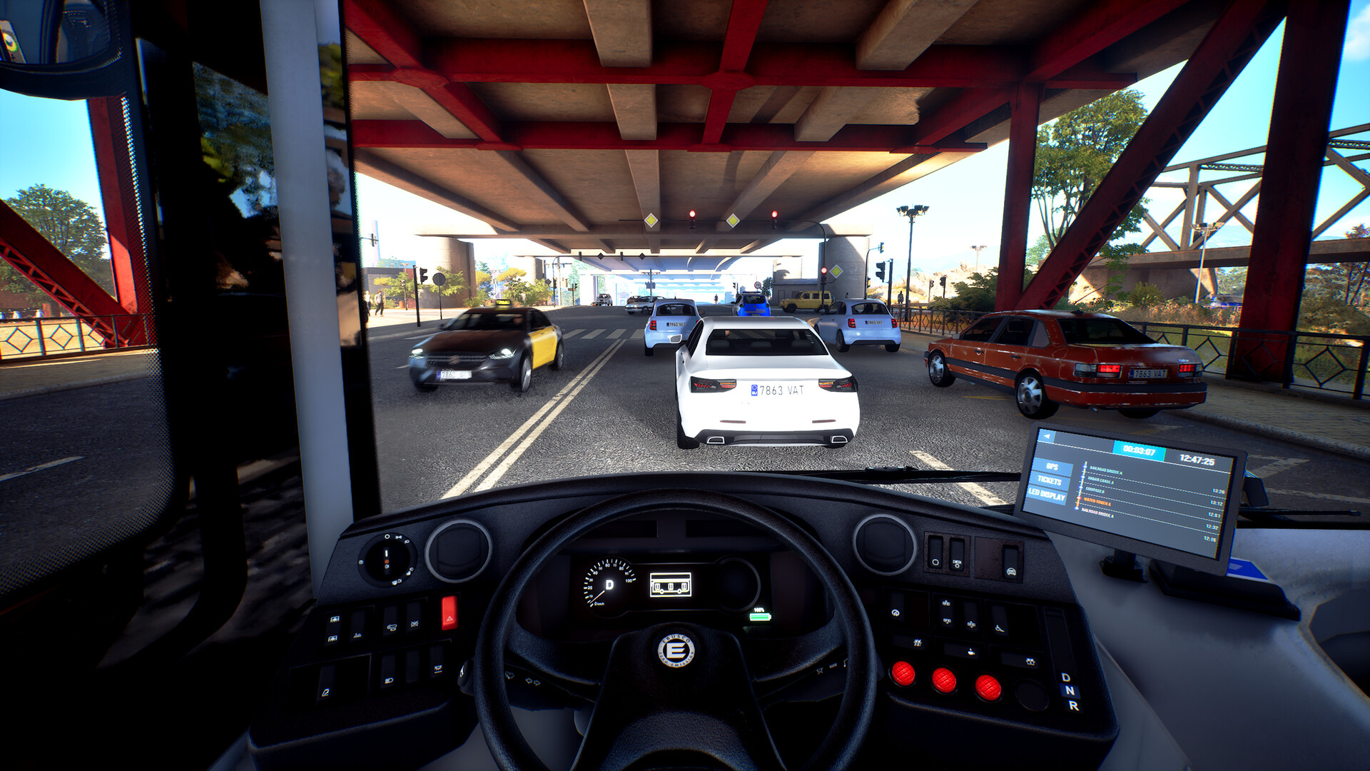Fahrerperspektive eines Busses, der unter einer Brücke fährt. Mehrere Autos sind auf der Straße.