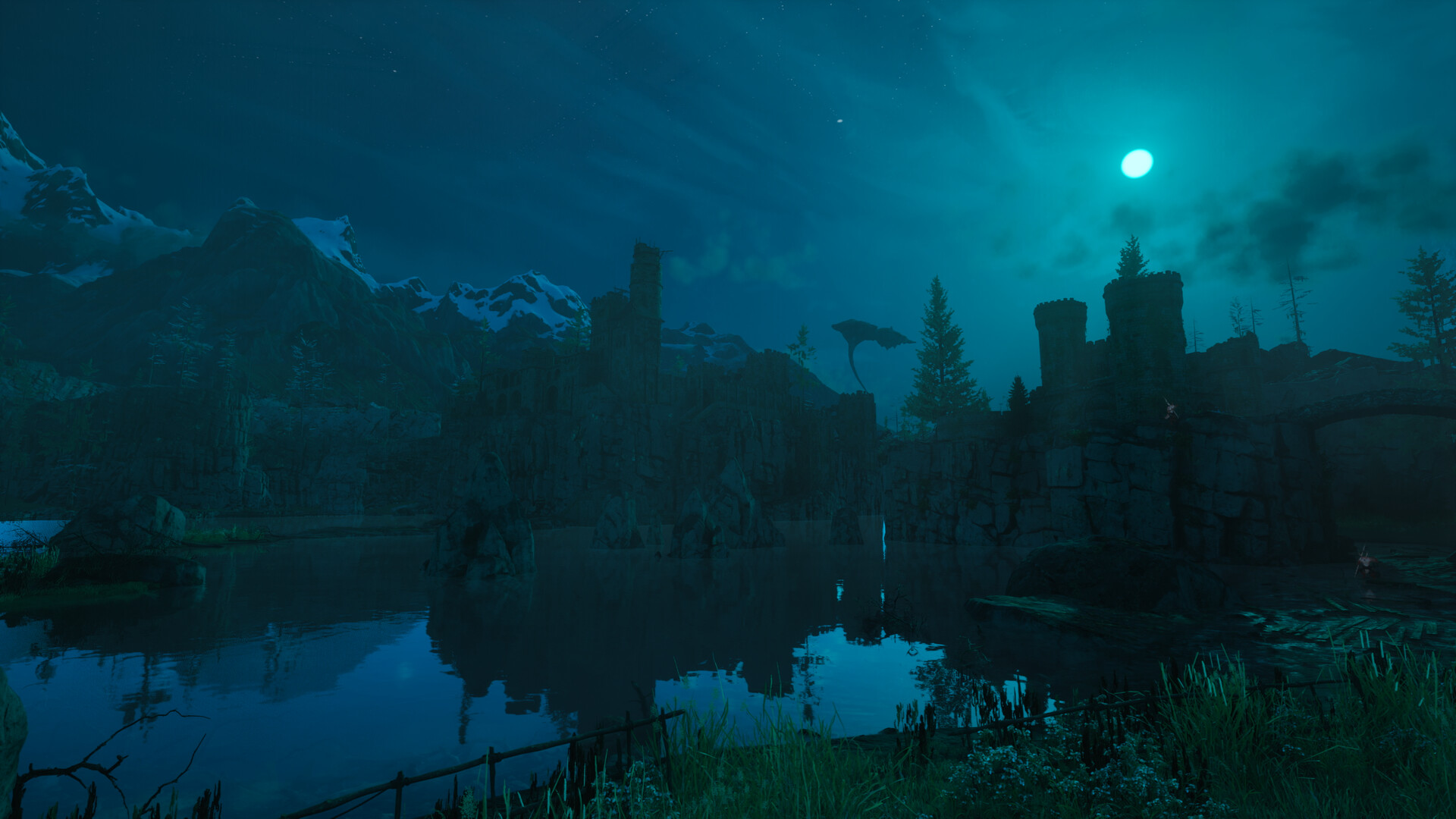 Nächtliche Landschaft mit Ruinen, See, schneebedeckten Bergen und Vollmond.