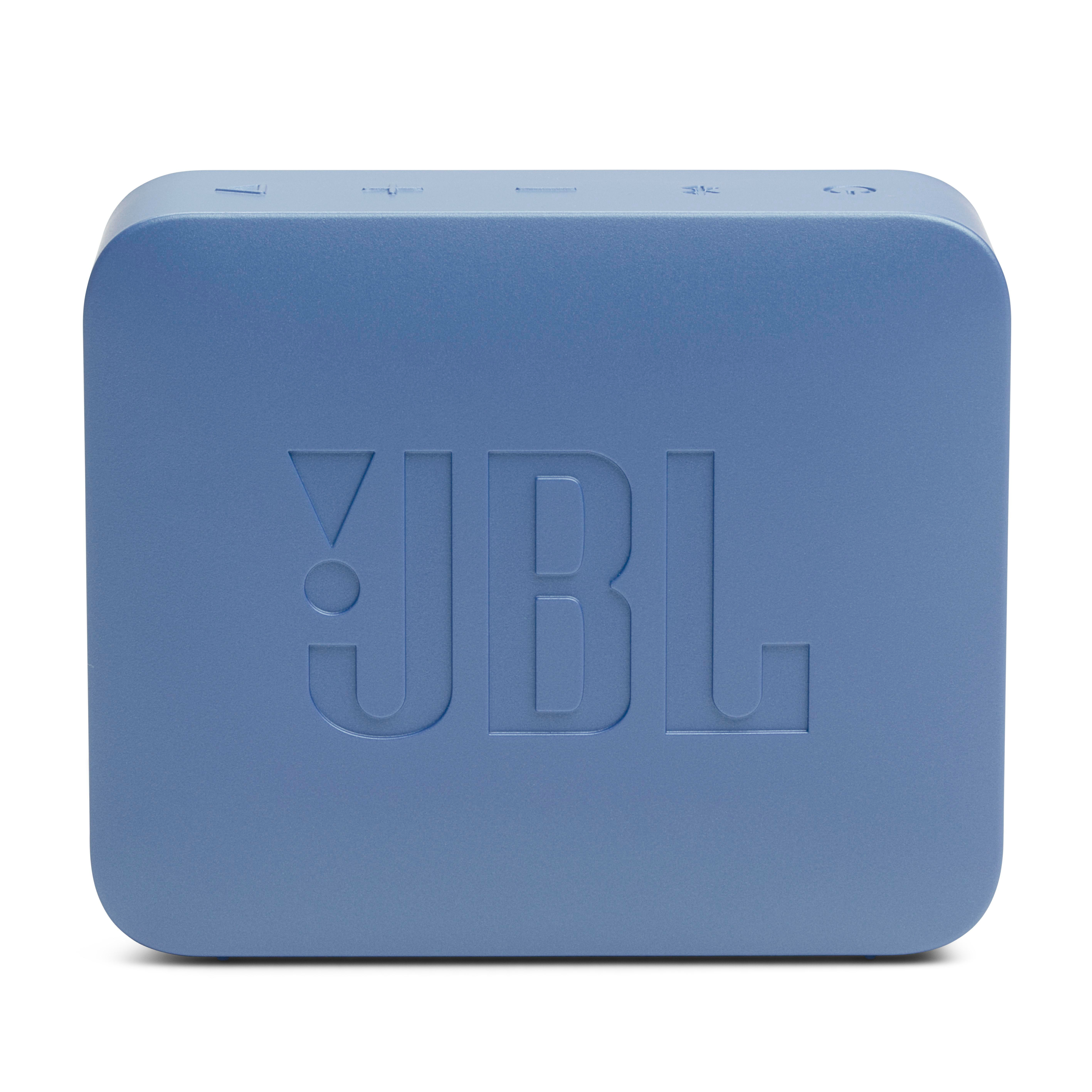 Ein blauer JBL Bluetooth-Lautsprecher mit eingeprägtem Logo steht vor weißem Hintergrund.