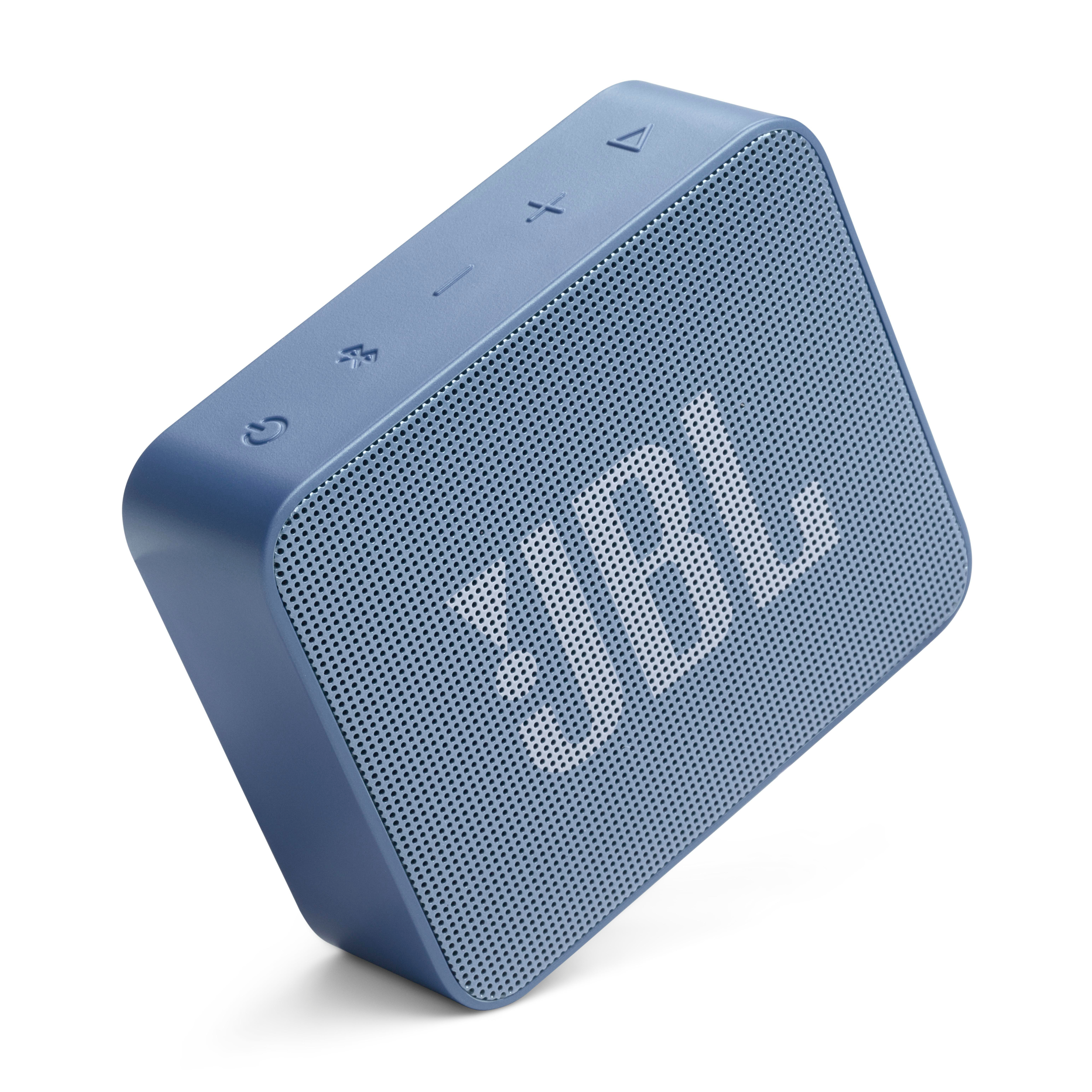 Ein blauer JBL Bluetooth-Lautsprecher mit Lochmuster und Bedienelementen.