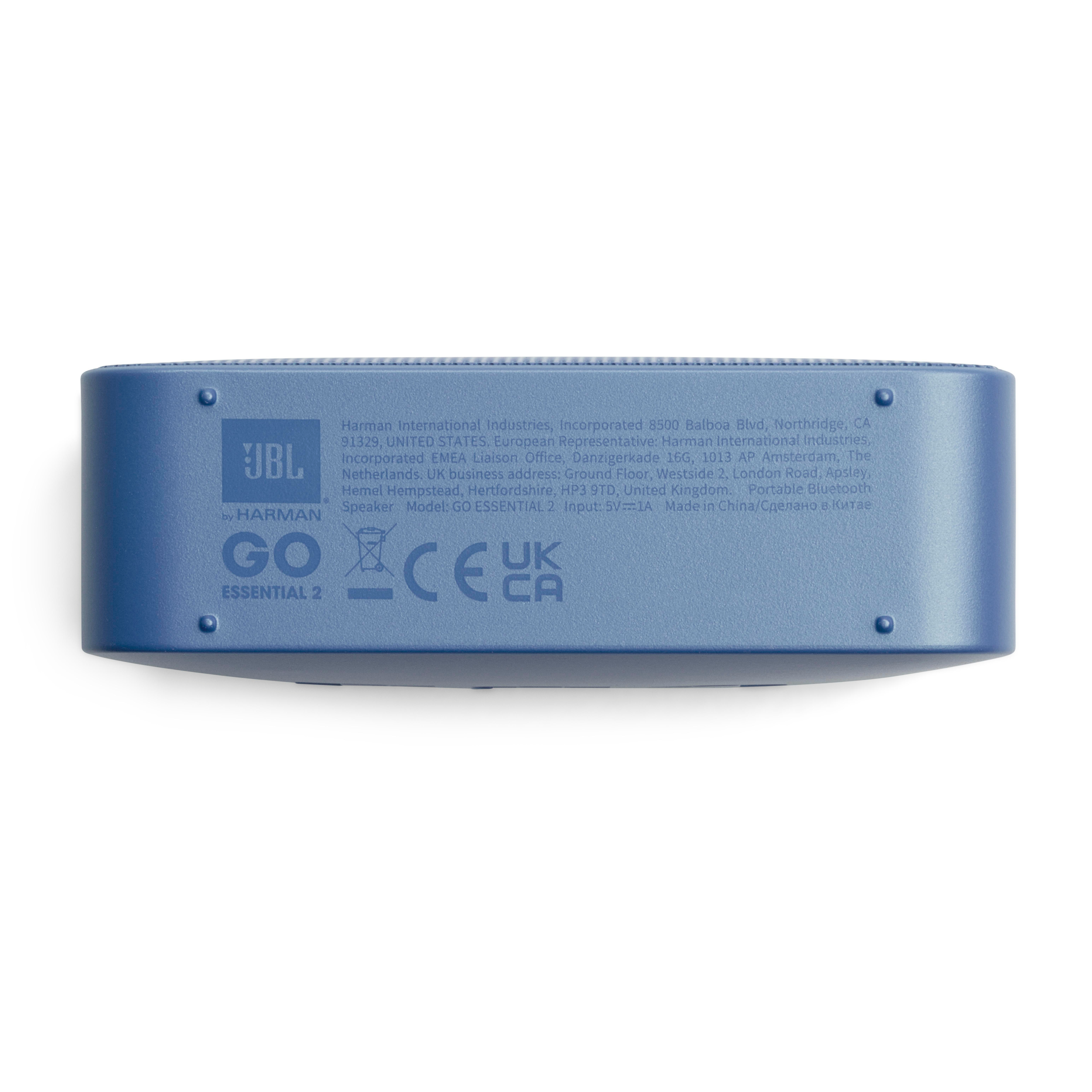 Blauer JBL Go Essential 2 Bluetooth-Lautsprecher mit Beschriftung und CE/UKCA-Zeichen.