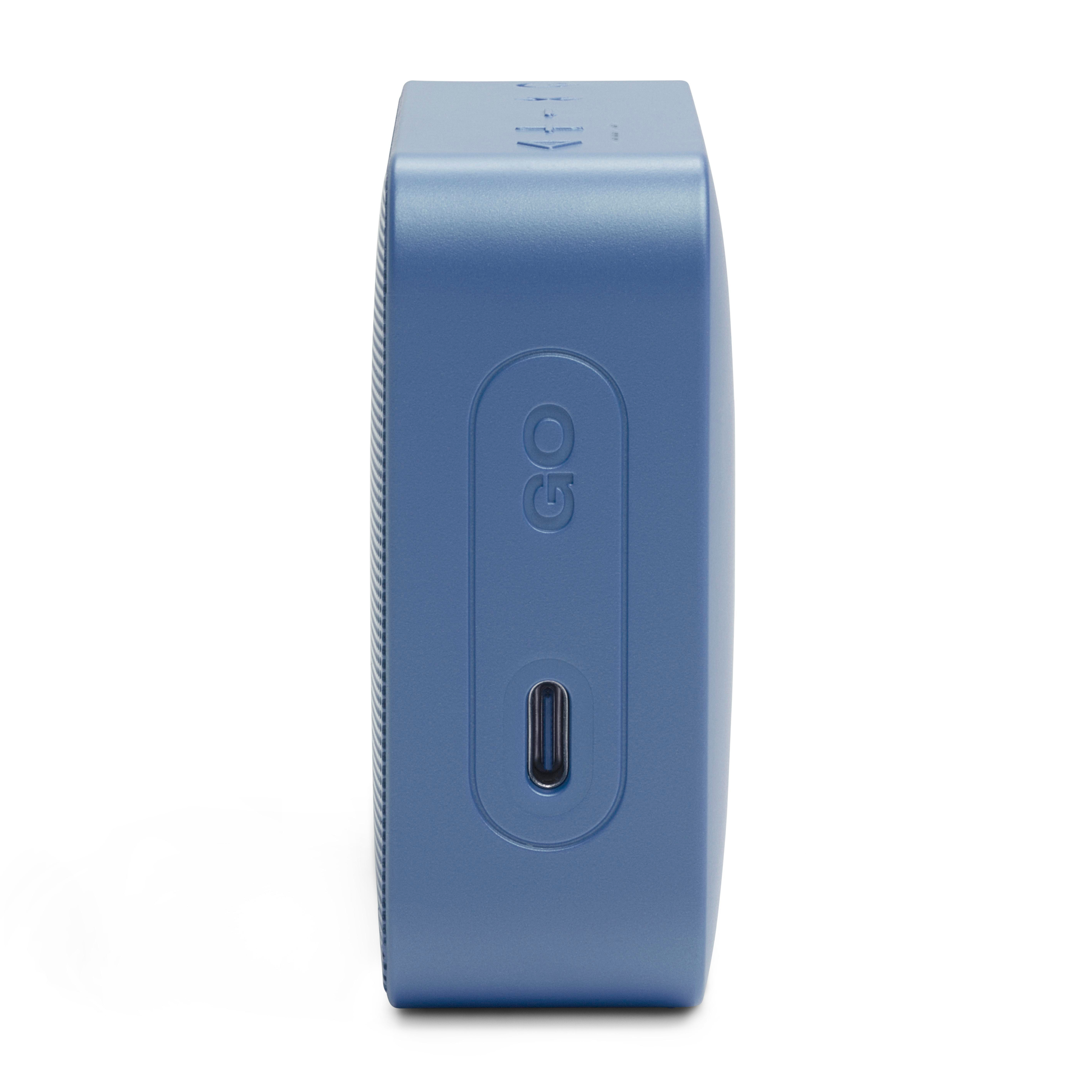 Blaue Lautsprecherbox mit GO-Logo und USB-C-Anschluss auf weißem Hintergrund.