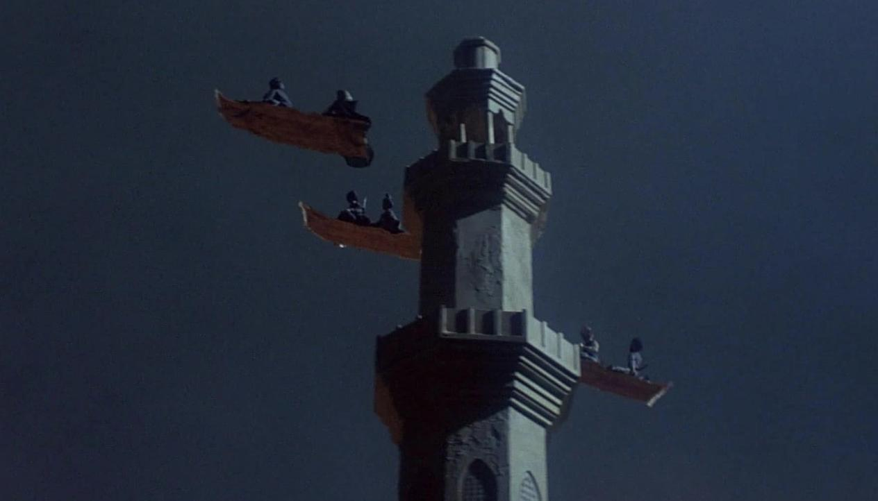 Drei fliegende Teppiche mit Passagieren fliegen um einen dunklen Minarett-Turm.