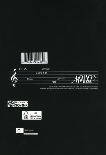 Schwarzes Albumcover mit Barcode, Musiknoten, Bandname NMIXX und Zertifizierungsl logos.