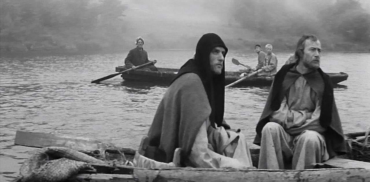 Männer in Booten auf einem See, die Ruder benutzen. Graustufenbild.