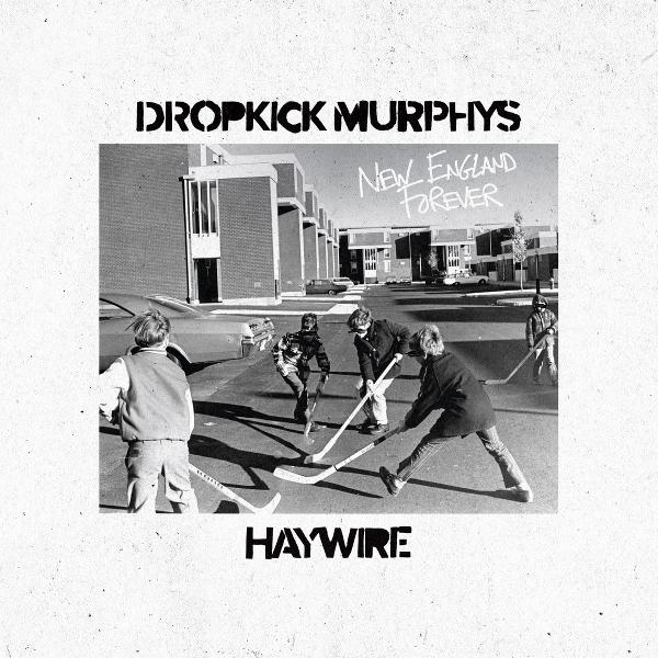 Jungs spielen Hockey auf der Straße vor Gebäuden. "DROPKICK MURPHYS HAYWIRE"