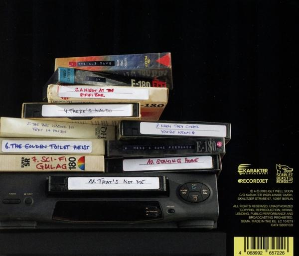 Ein VHS-Rekorder mit gestapelten Kassetten mit handgeschriebenen Titeln.
