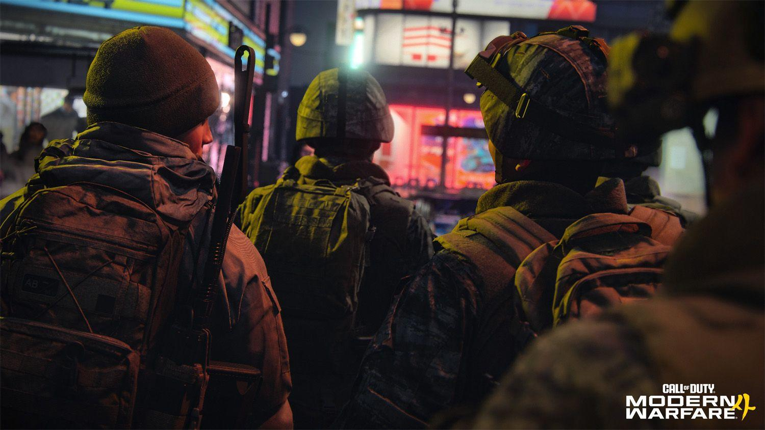 Soldaten mit Rucksäcken stehen nachts in einer beleuchteten Stadt.