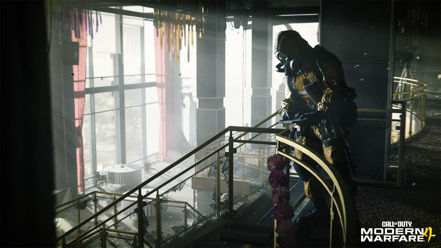 Ein Soldat in Gasmaske und gelber Kleidung steht auf einer Treppe.