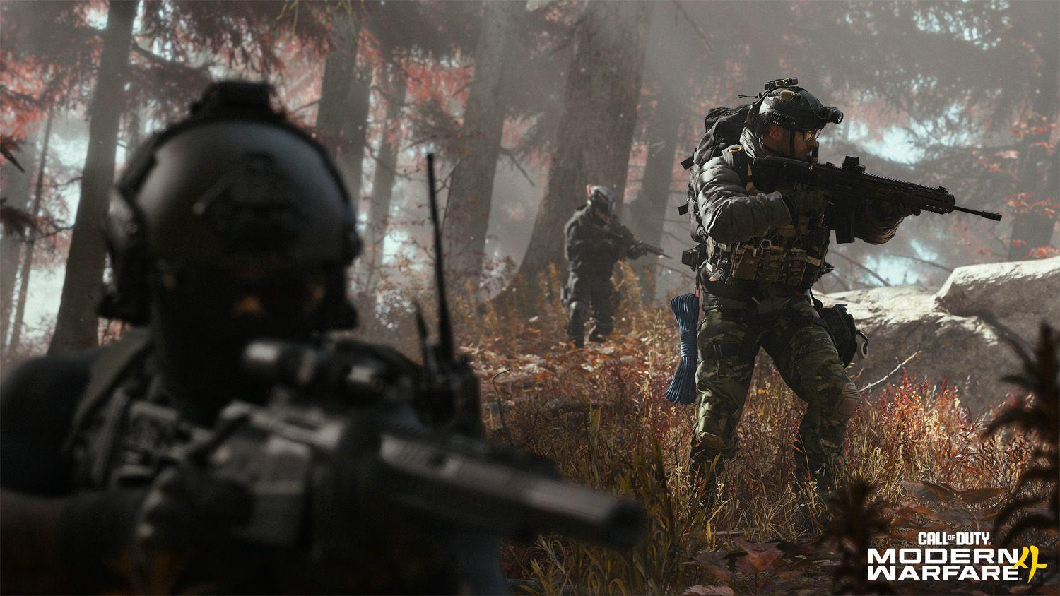 Soldaten in Tarnkleidung mit Waffen in einem herbstlichen Wald.