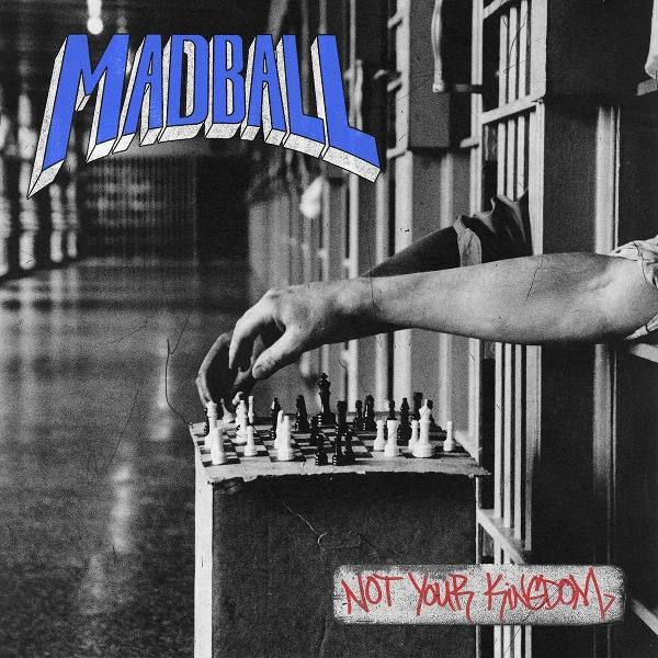 Ein Arm spielt Schach vor einem Gefängnis, mit dem Bandnamen MADBALL.