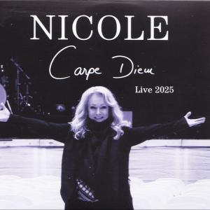 Nicole mit ausgebreiteten Armen auf einer Bühne, Text "Carpe Diem Live 2025".