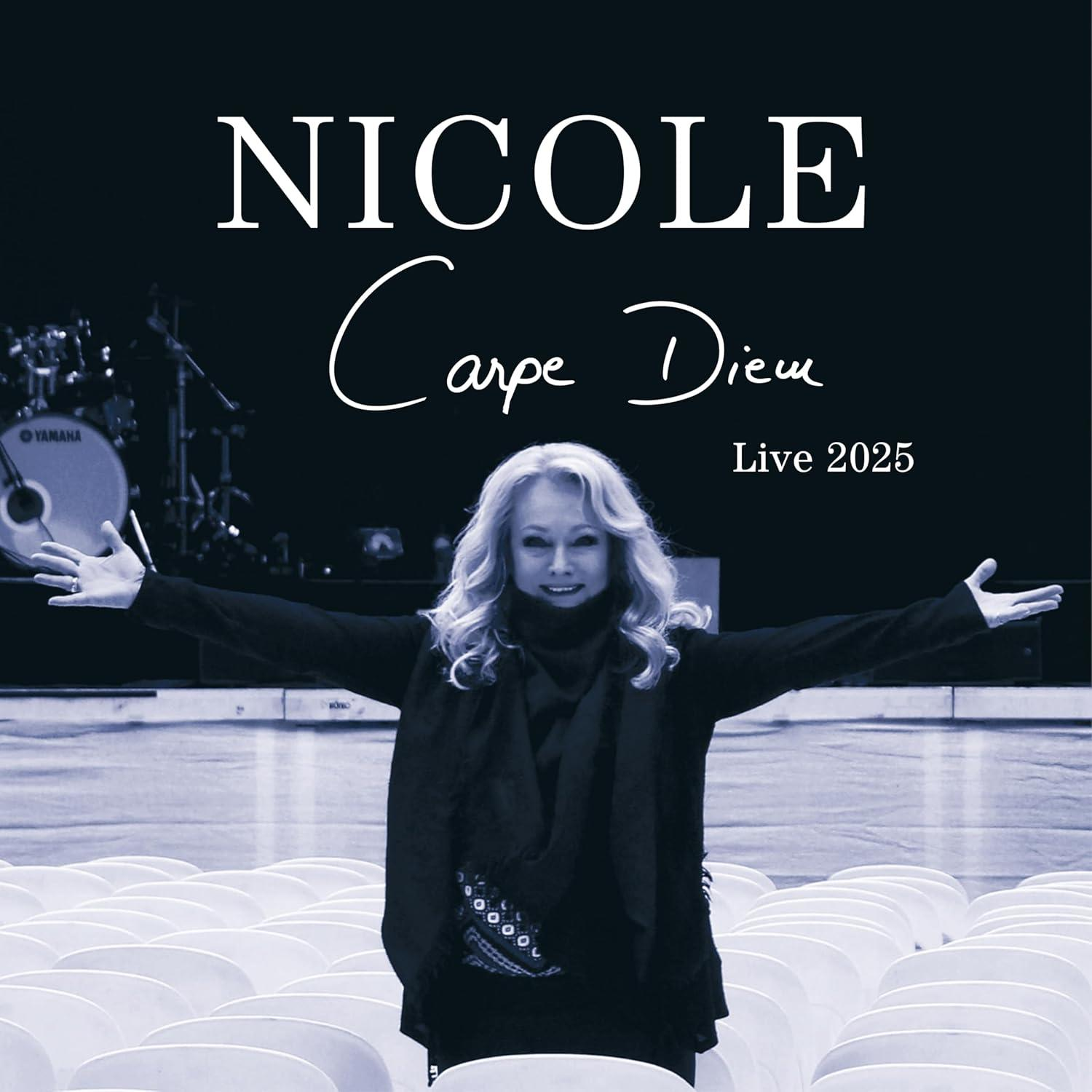 NICOLE Carpe Diem Live 2025 Albumcover mit Frau auf Bühne und leeren Sitzen.