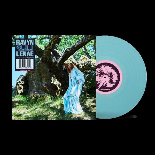 Ein Albumcover mit Ravyn Lenae, die ein blaues Kleid trägt, neben einer hellblauen Schallplatte.