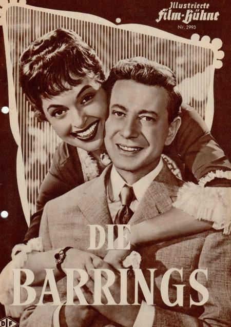 Ein Mann und eine Frau lächeln, sie umarmt ihn von hinten.