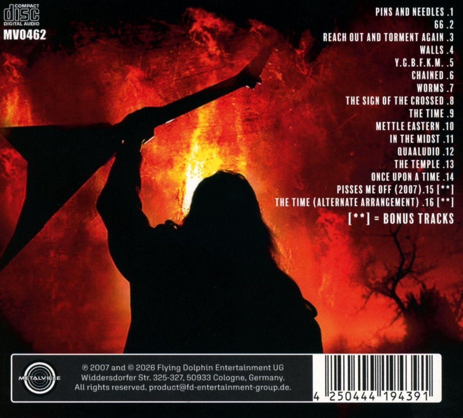 CD-Rückseite mit Trackliste und einem silhouettierten Musiker vor Flammen.