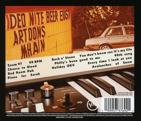 Albumcover mit Songliste, Auto und Tastatur vor einem Schild.