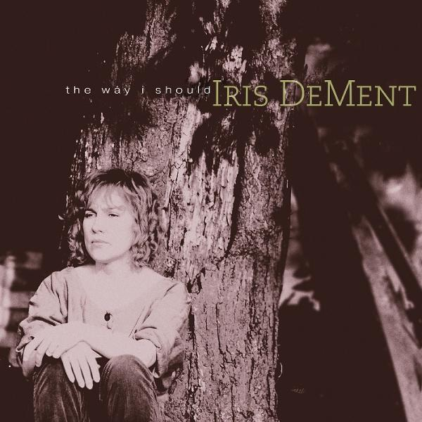 Eine Frau sitzt an einem Baum gelehnt. Der Albumtitel steht oben.