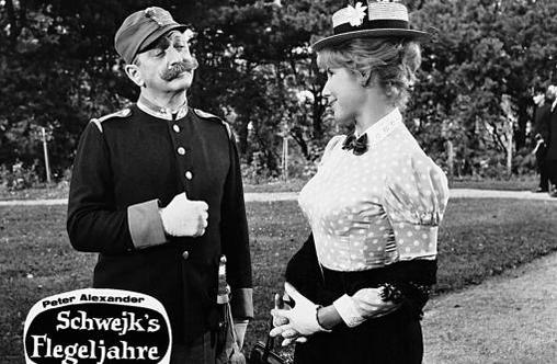 Ein Mann in Uniform und eine Frau in Tracht stehen sich gegenüber.